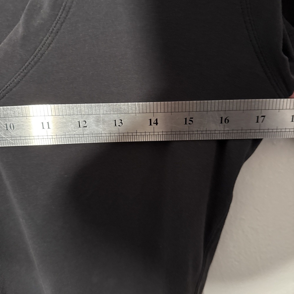 Lululemon Size M Women Black Short Sleeve V-neck T-shirt Lightweight - Picture 5 of 6